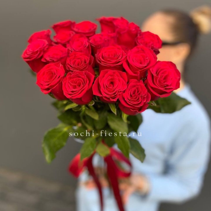 19 красных роз в Симферополи