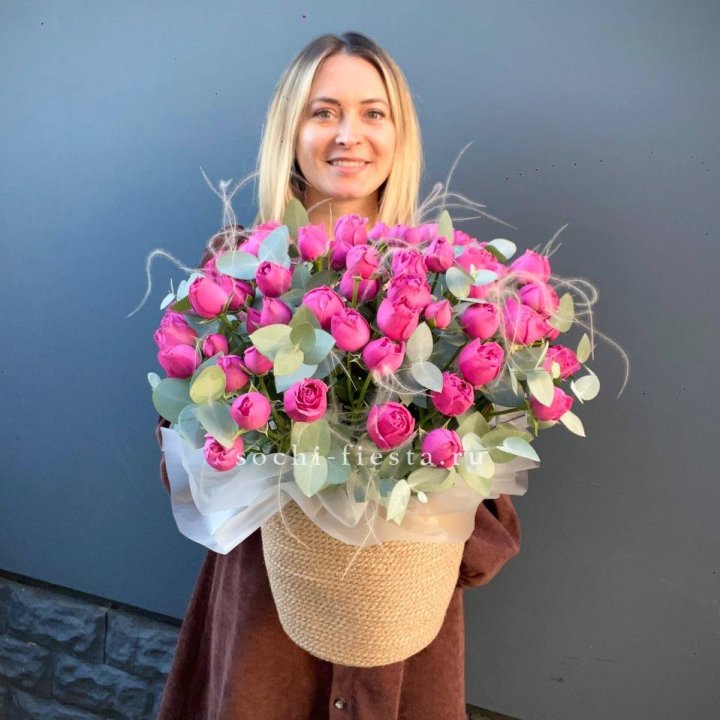 Пионовидные розы  в джутовом кашпо  в Симферополи