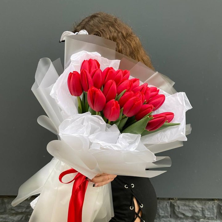  25 красных воздушных тюльпанов в Симферополи