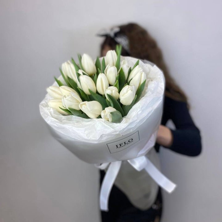  19 белых воздушных тюльпанов в Симферополи