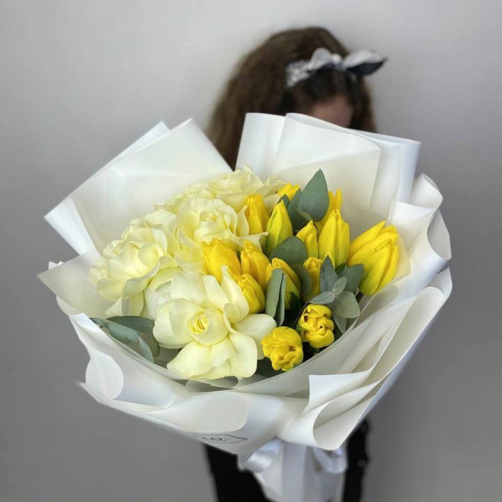 Дуо жёлтые тюльпаны и розы в Симферополи