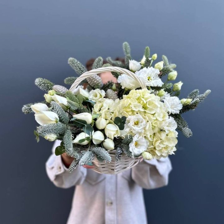 Новогодняя корзина с цветами в Симферополи