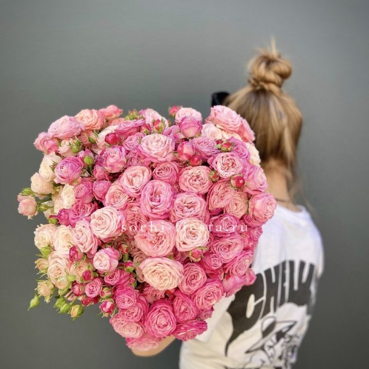 Охапка кустовых роз бомбастик пинк в Симферополи