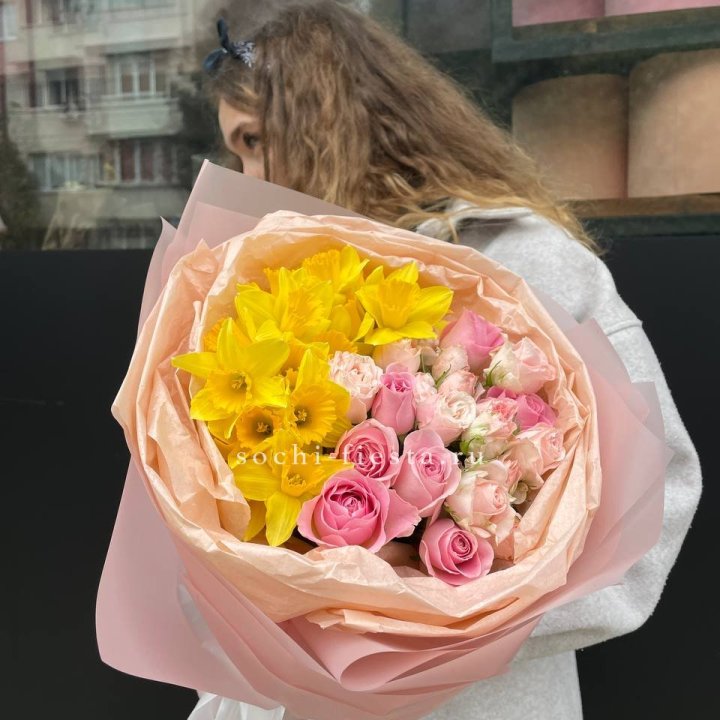 Букет роз и нарциссов в Симферополи