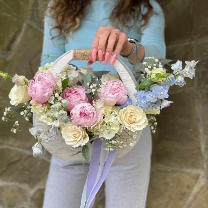 Ящик с пионами в Симферополи