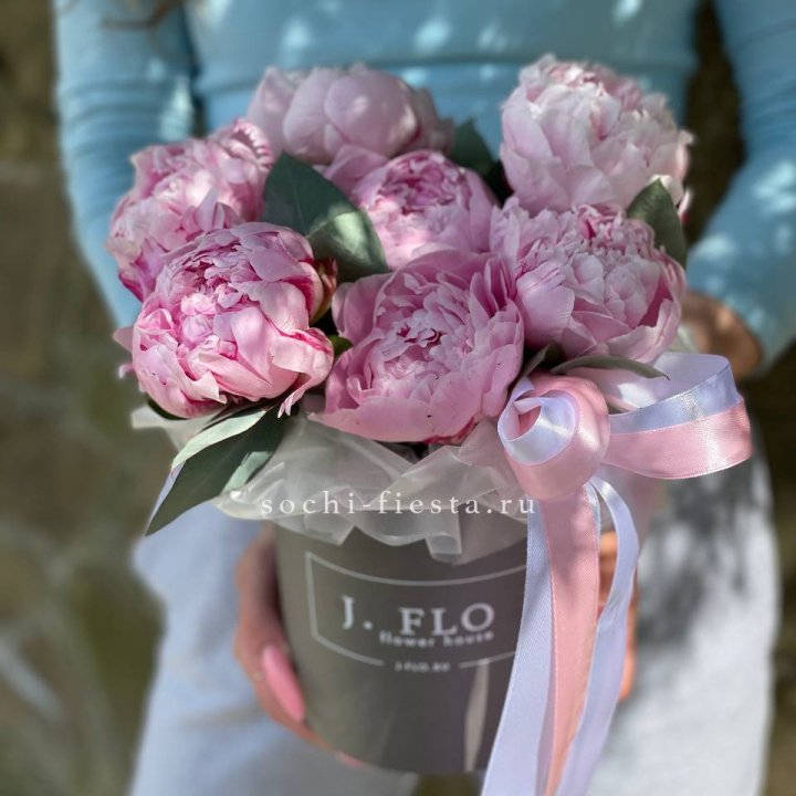 Цилиндр пионов с эвкалиптом в Симферополи