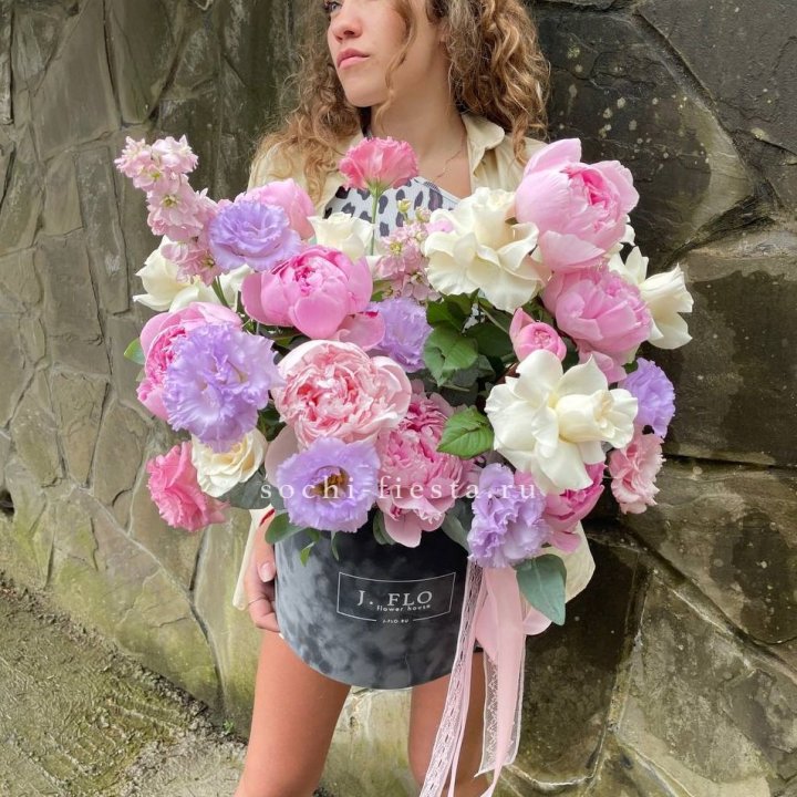 Дизайнерский цилиндр с пионами в Симферополи