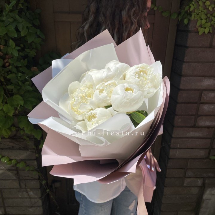 9 белоснежных пионов в Симферополи