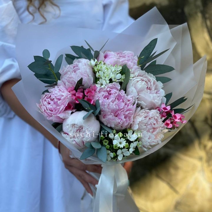 7 зефирных пионов с эвкалиптом в Симферополи