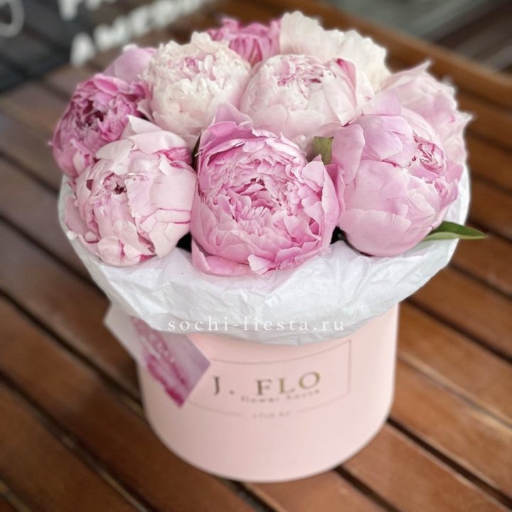 Цилиндр с пионами "Лилу" в Симферополи