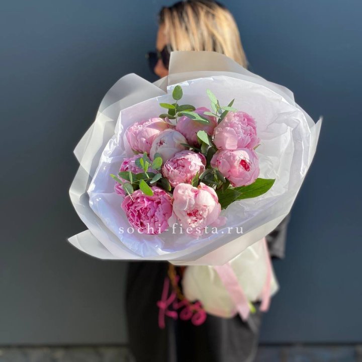 9 пионов с эвкалиптом в Симферополи