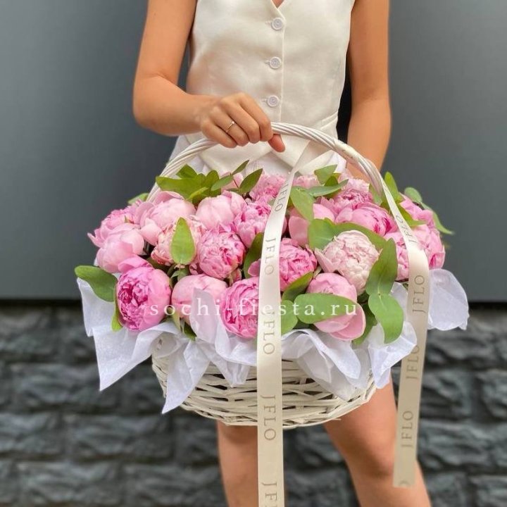 29 пионов в корзине в Симферополи