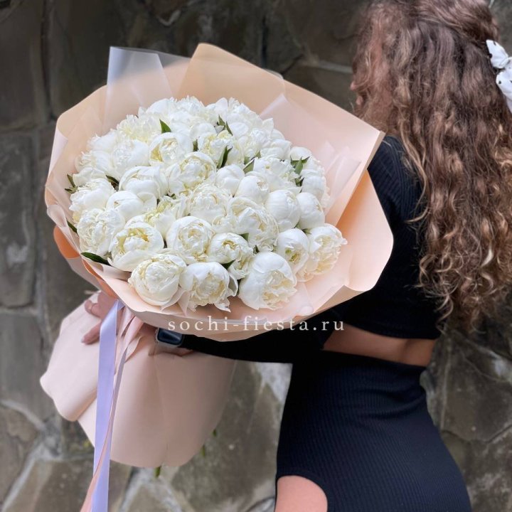 35 белых пион в Симферополи