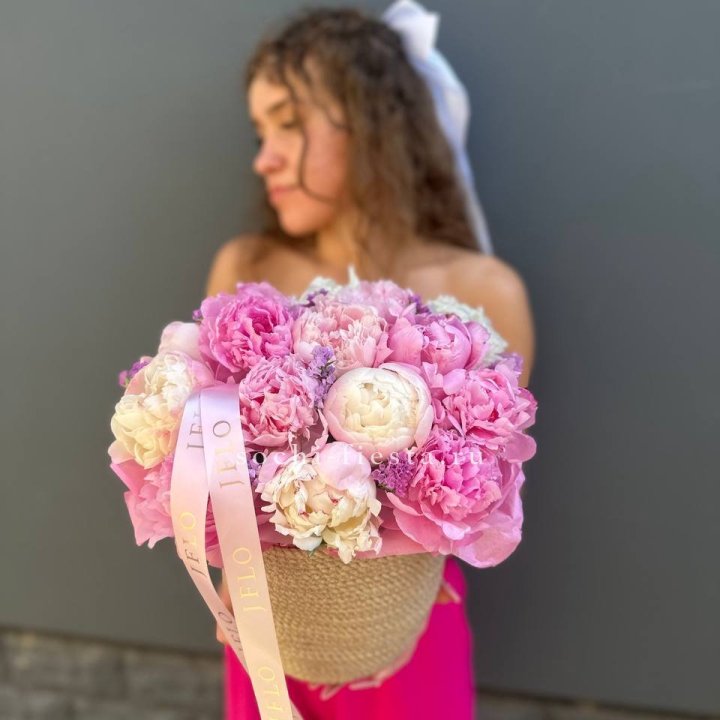 15 пионов в джутовом кашпо в Симферополи