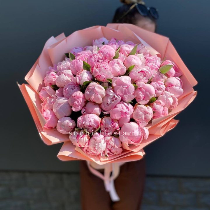 Нежный букет 51 пионов  в Симферополи