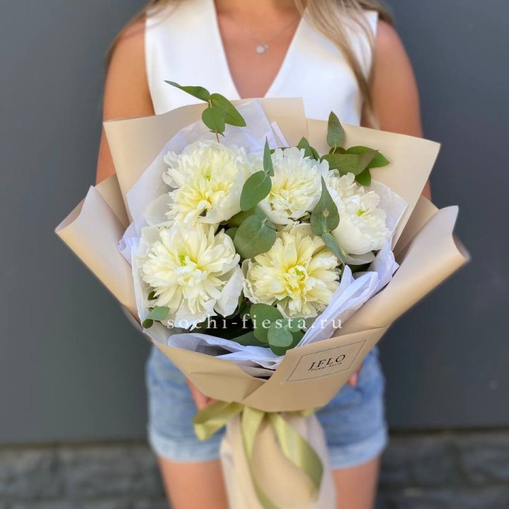  Букет белых пионов в Симферополи