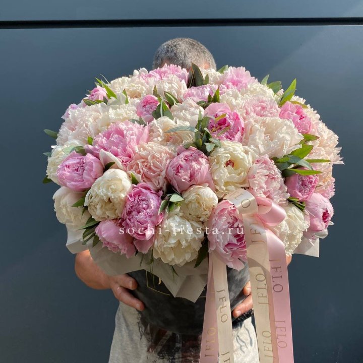 51 пионов в боксе в Симферополи