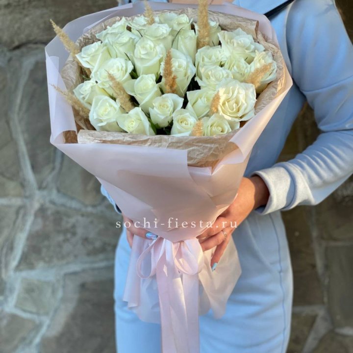 25 белых роз с сухоцветами в Симферополи
