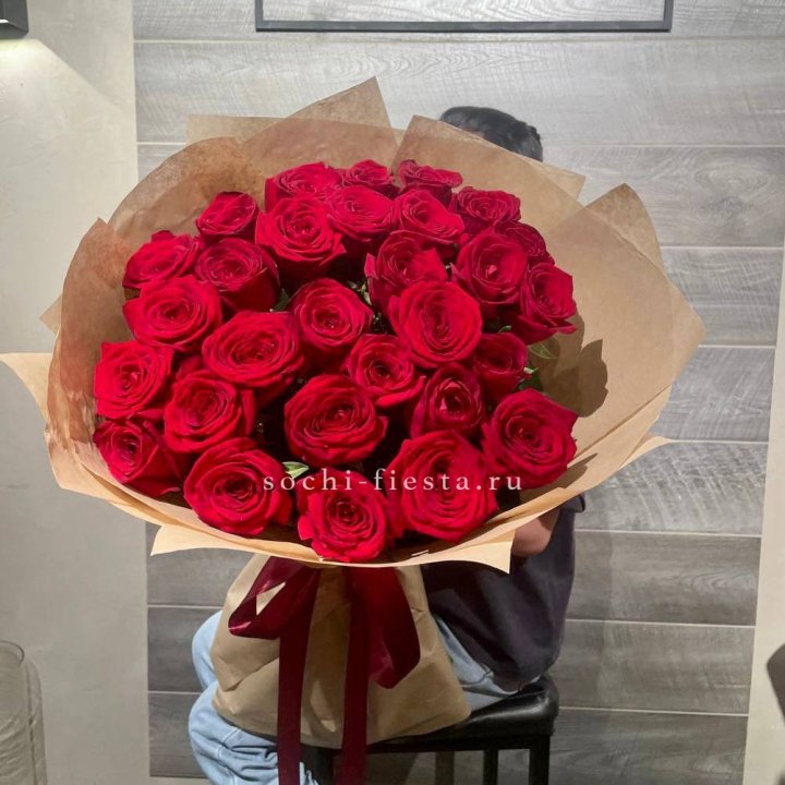 37 красных роз в крафте в Симферополи