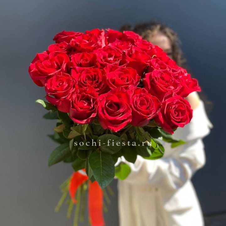 25 высоких красных роз в Симферополи