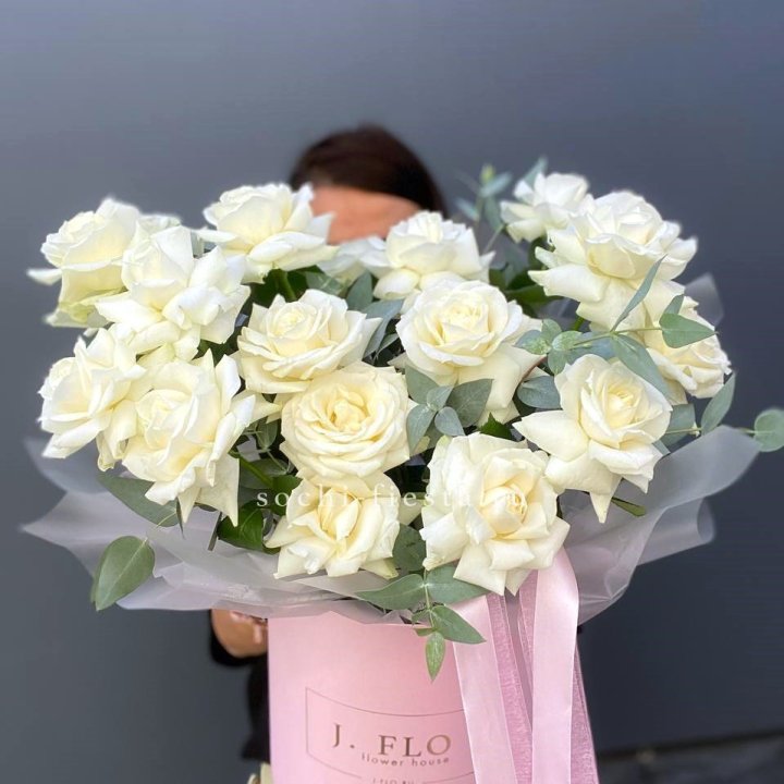 17 Французских белых роз в боксе в Симферополи