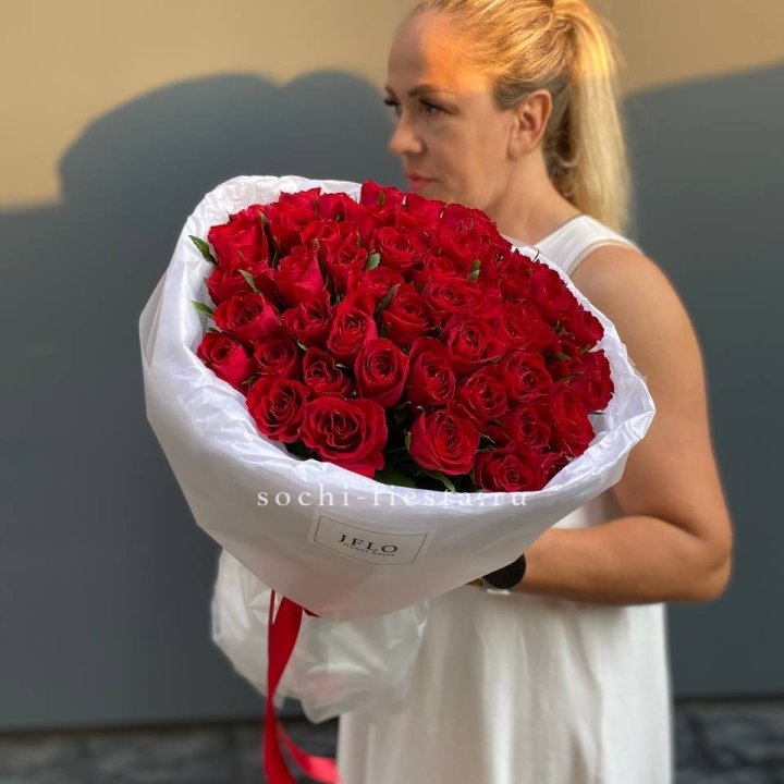 51 роза мадам ред в нежном оформлении в Симферополи