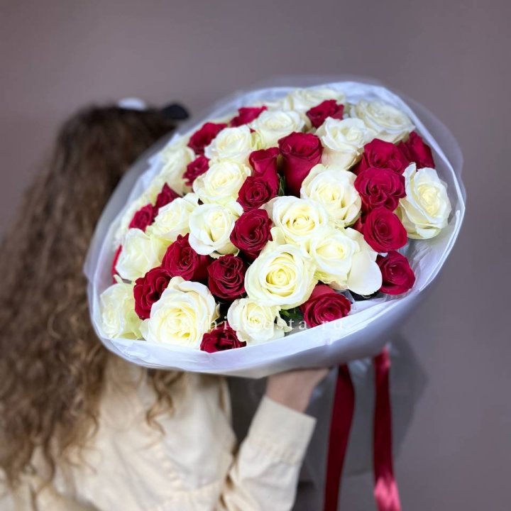Букет из красных белых 45 роз в Симферополи