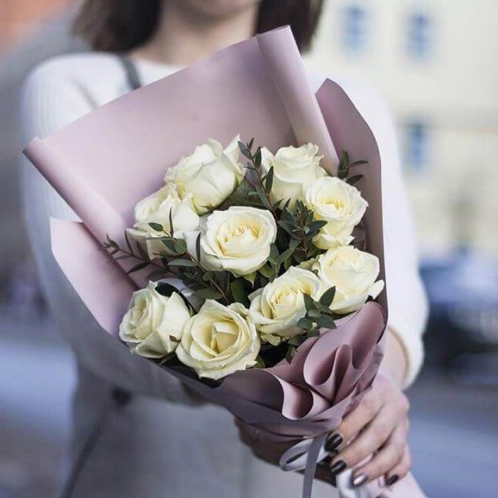 9 белых  роз "Минт" в Симферополи