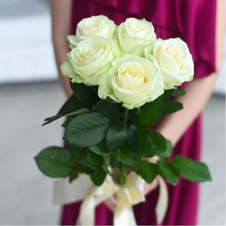 5 белых роз в Симферополи