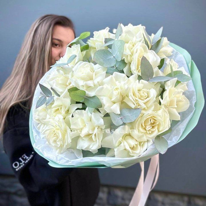 19 Белых французских роз "Ноте бьянке" в Симферополи
