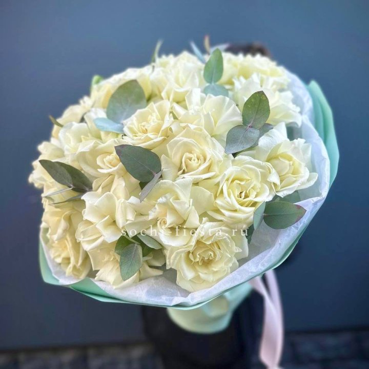 25 Белых французских роз "Ноте бьянка" в Симферополи