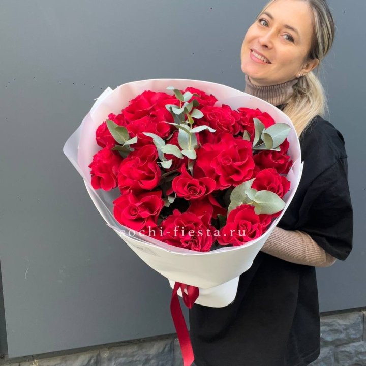 17 Красных французских роз в Симферополи