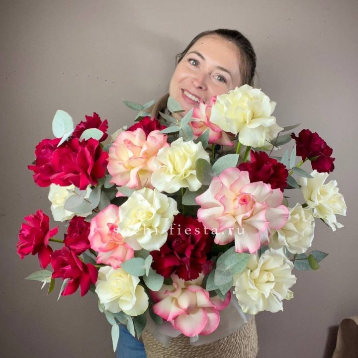 35 французских роз микс в джутовом боксе в Симферополи