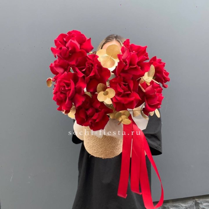 Красные французские розы в джутовом кашпо в Симферополи