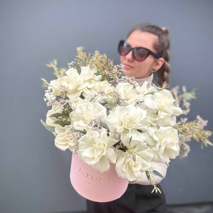 17 Французских белых роз в коробке Афина в Симферополи