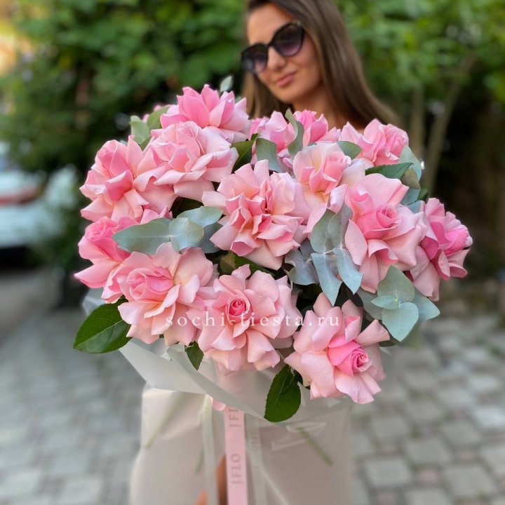 17 Розовых  французских роз в Симферополи