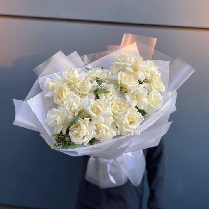 Пышный букет из белых роз в Симферополи