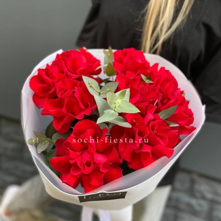 9 Красных французских роз в Симферополи