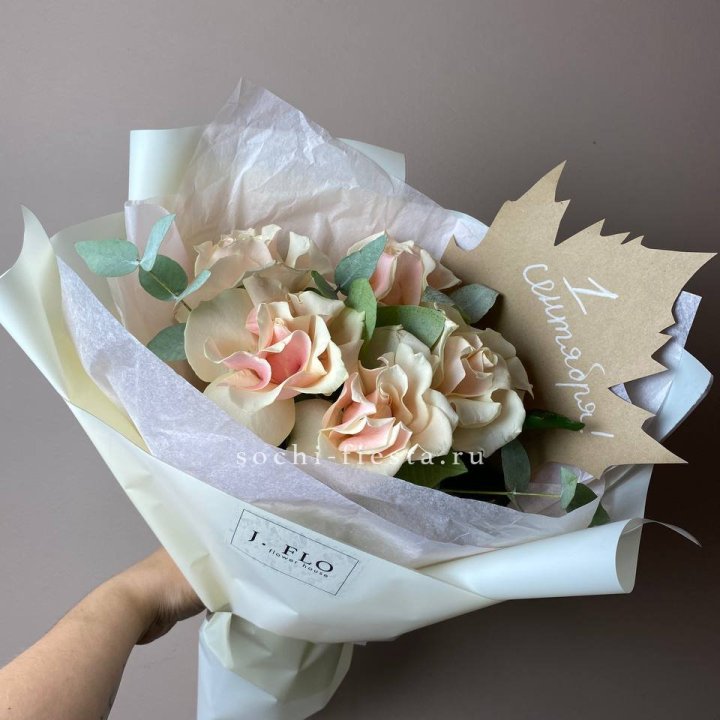 Букет кремовых роз к дню знаний в Симферополи