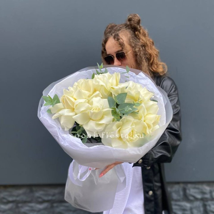 7 Белых французских роз  в Симферополи