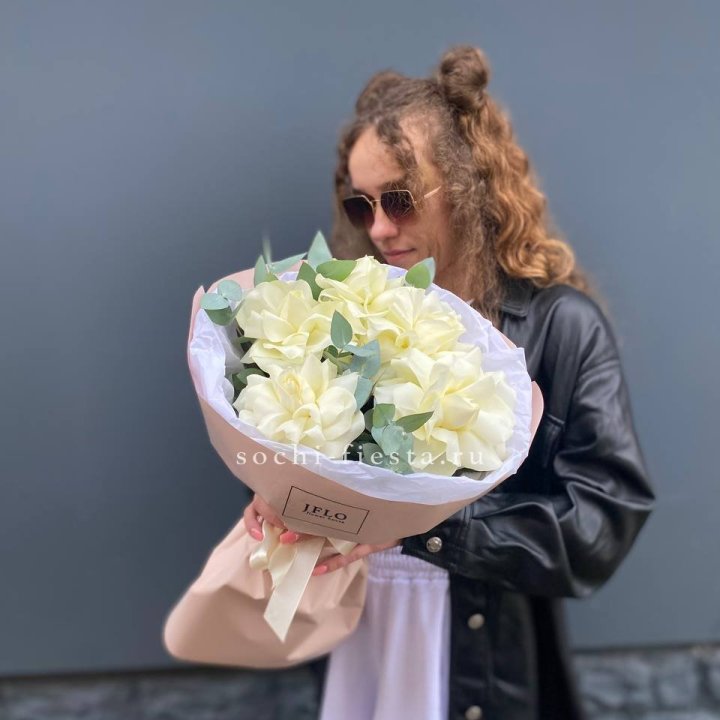 5 Белых французских роз в Симферополи