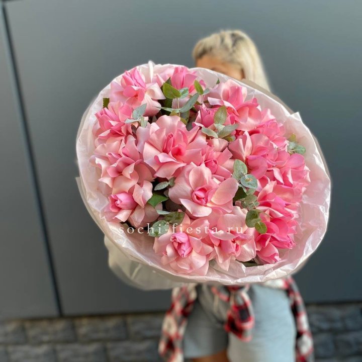 17 розовых роз в Симферополи