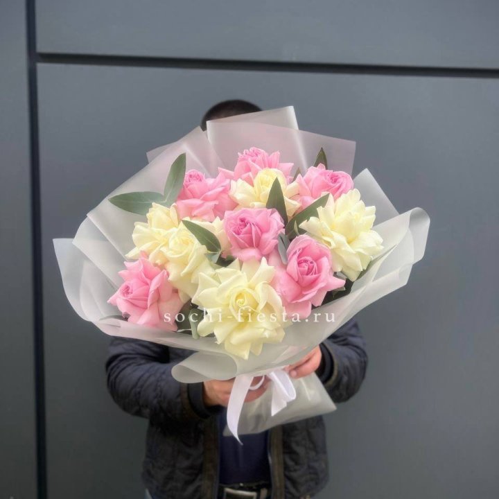 11 бело-розовых роз в Симферополи