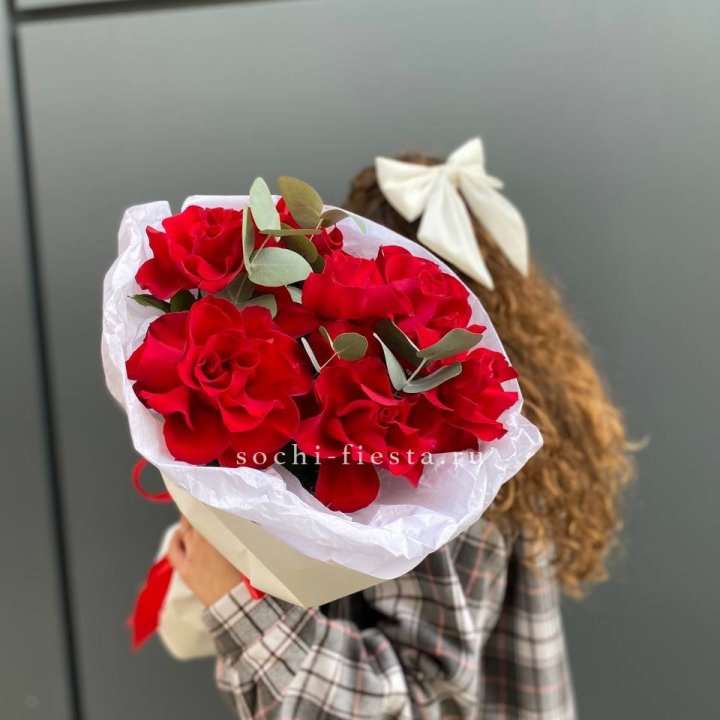 7 красных французских роз в Симферополи