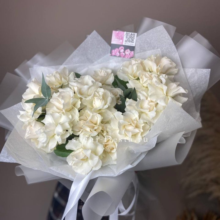 21 французских роз с эвкалиптом в Симферополи