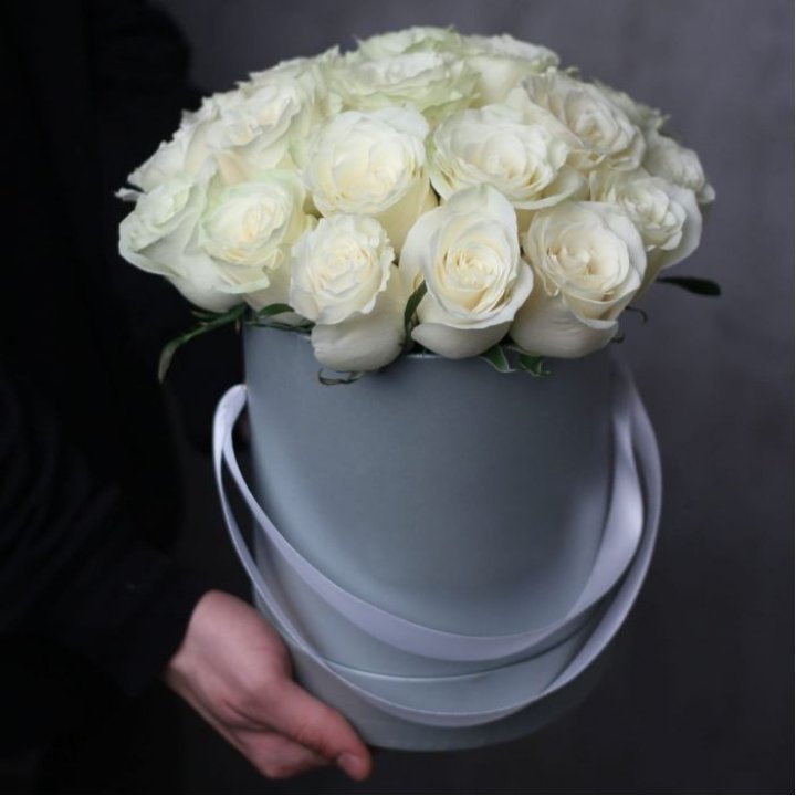 15 белых роз в цилиндре в Симферополи