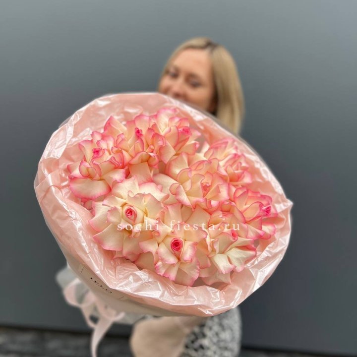 9 французских роз Джумилия в нежном оформлении в Симферополи