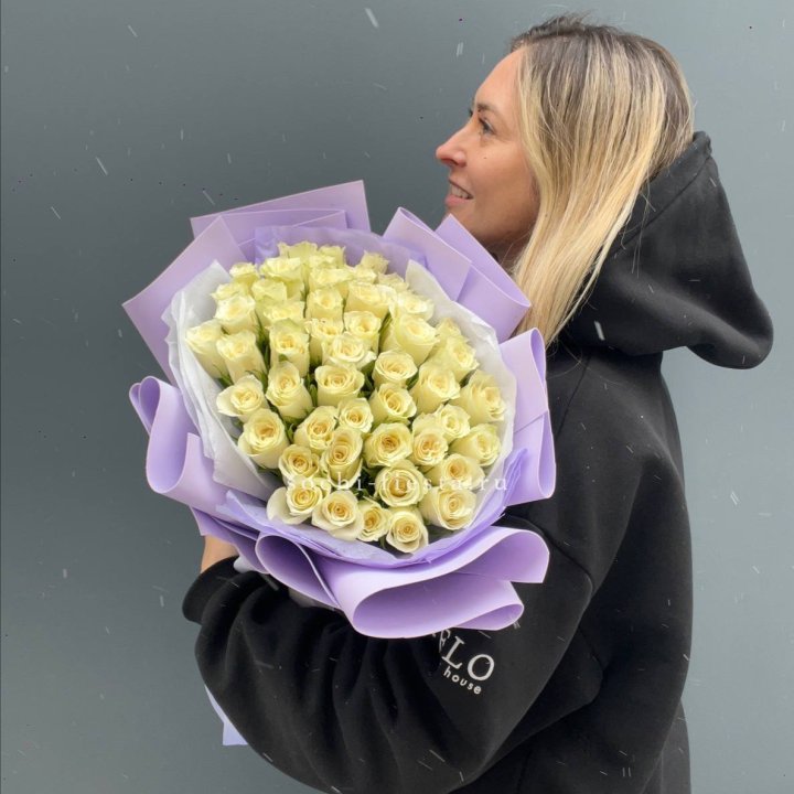 51 белая кенийская роза в оформлении в Симферополи