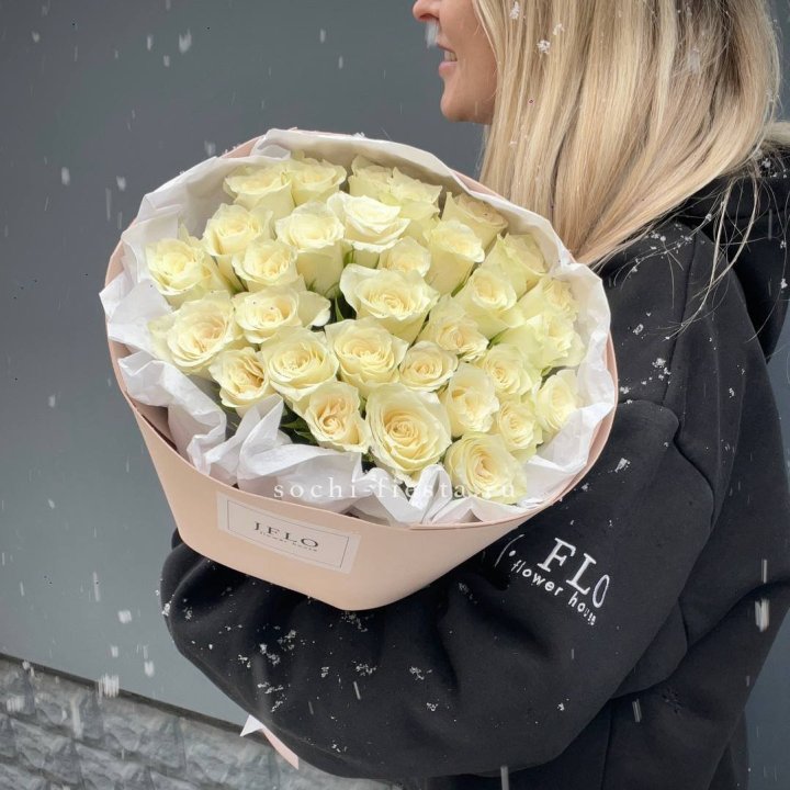 31 белая роза в оформлении в Симферополи