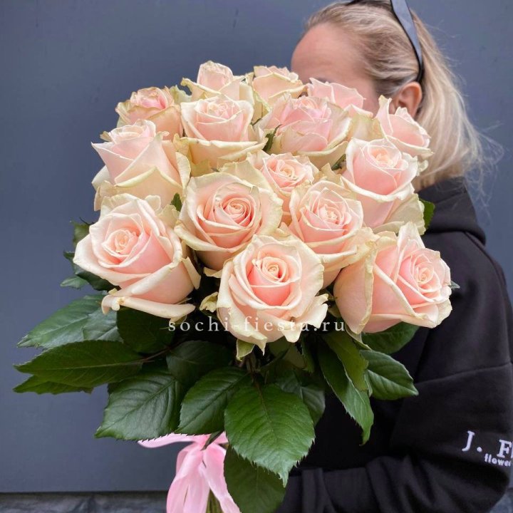 15  кремовых высоких роз в Симферополи